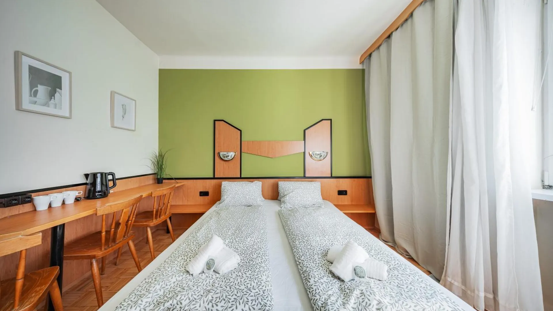 Vienna West Business Inn Hotel