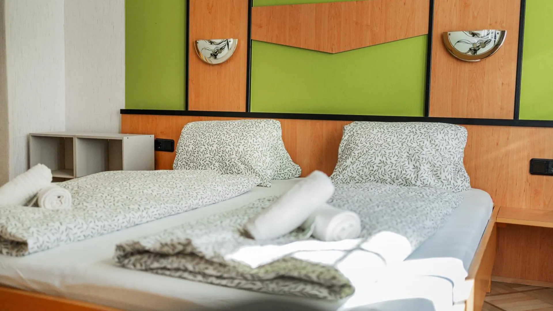 Vienna West Business Inn Hotel