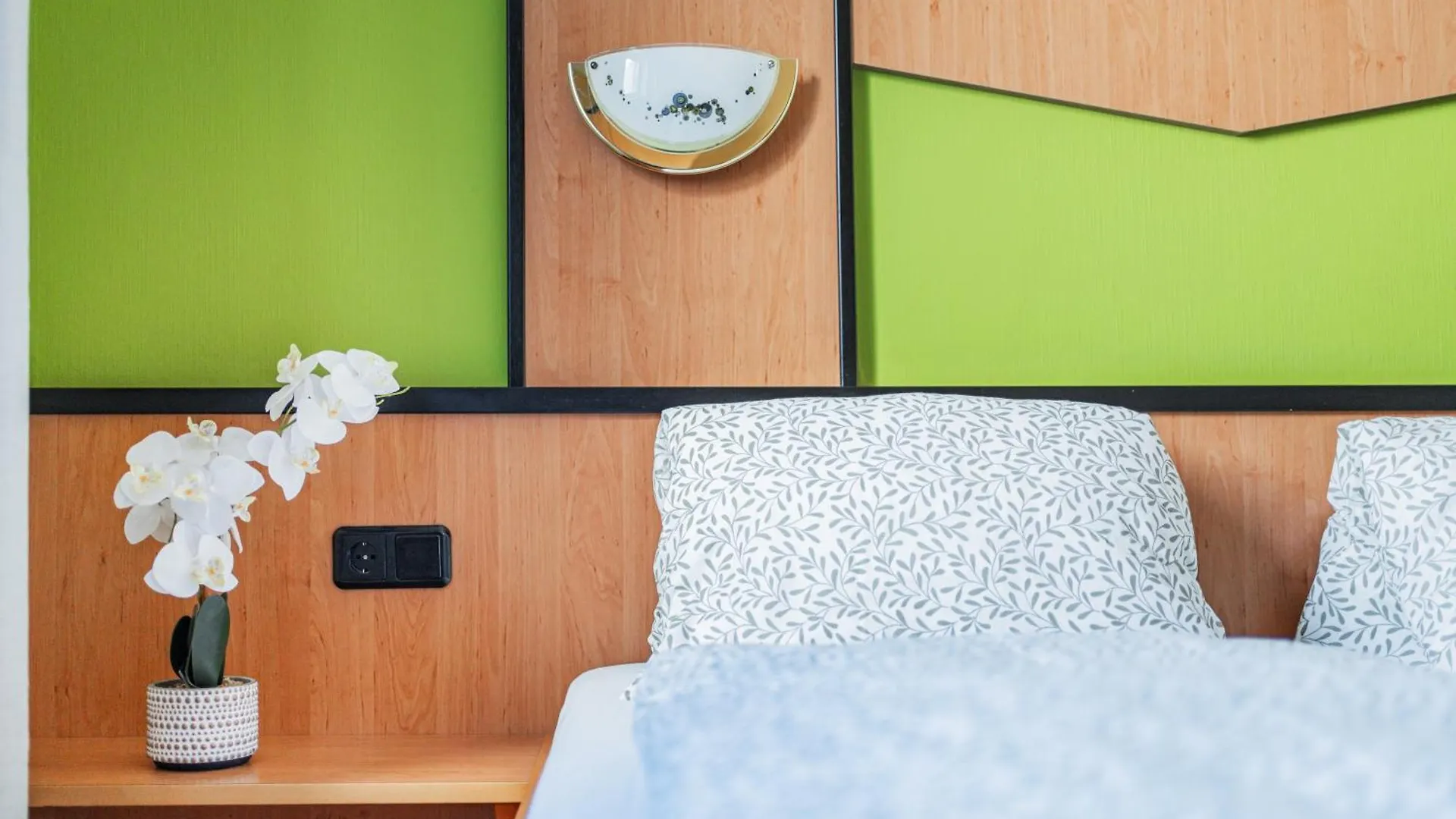 Vienna West Business Inn Hotel